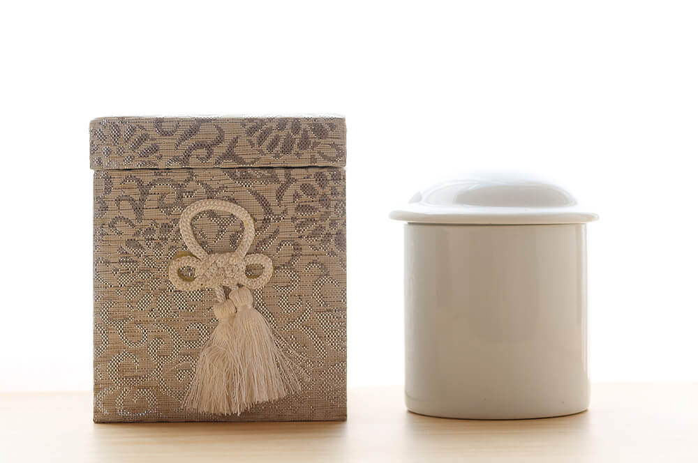 ペットの遺骨は 骨壺のまま長年自宅に置いてもいいの 保存方法と手元供養について ペトリィ 小さな家族のセレモニー